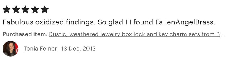 K&ouml;nnte beinhalten: Kundenrezension mit f&uuml;nf Sternen, die &bdquo;Fabulous oxidized findings&ldquo; lobt. Die Rezension erw&auml;hnt den Kauf von &bdquo;Rustic, weathered jewelry box lock and key charm sets&ldquo;. Die Rezensentin ist Tonia Feiner, und das Datum ist der 13. Dezember 2013.