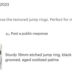 Puede incluir: Primer plano de varios anillos de salto texturizados negros, de 16 mm de di&aacute;metro, hechos de lat&oacute;n antiguo. Los anillos son acanalados y tienen una p&aacute;tina oxidada envejecida.