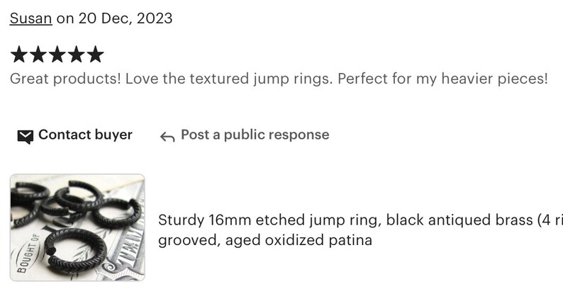 Puede incluir: Primer plano de varios anillos de salto texturizados negros, de 16 mm de di&aacute;metro, hechos de lat&oacute;n antiguo. Los anillos son acanalados y tienen una p&aacute;tina oxidada envejecida.