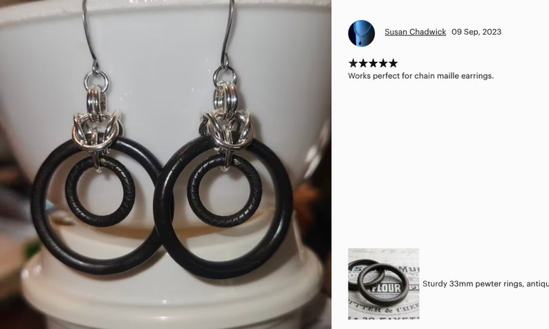 Puede incluir: Un par de pendientes de plata con anillos de cuero negro. Los pendientes est&aacute;n hechos con un dise&ntilde;o de malla de cadena y tienen un dise&ntilde;o de doble anillo.