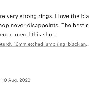Puede incluir: Primer plano de un paquete de anillos de salto negros. Los anillos tienen un di&aacute;metro de 16 mm y est&aacute;n grabados. El texto "Sturdy 16mm etched jump ring, black an..." es visible en el paquete.