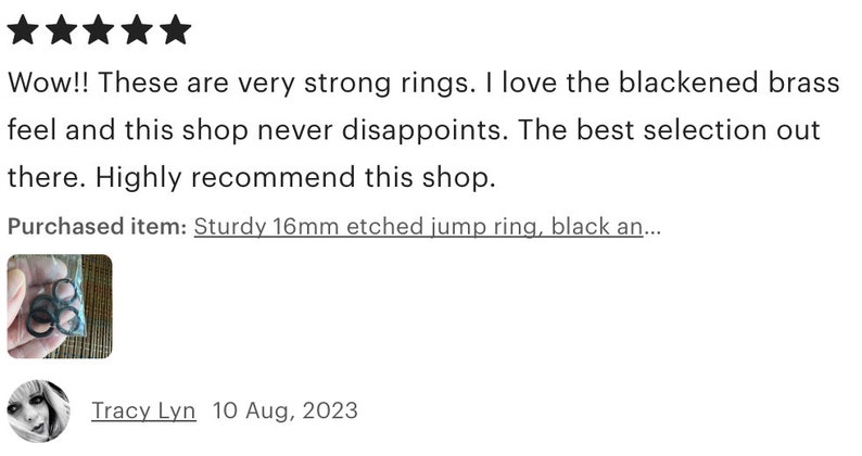 Puede incluir: Primer plano de un paquete de anillos de salto negros. Los anillos tienen un di&aacute;metro de 16 mm y est&aacute;n grabados. El texto "Sturdy 16mm etched jump ring, black an..." es visible en el paquete.