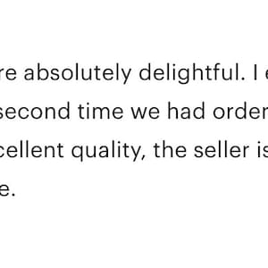 Op de afbeelding: Vijf sterren review voor Absinthe Fairy cabochons. De recensent zegt dat ze absoluut heerlijk zijn en dat ze er meer in beide maten hebben besteld. Ze vermelden ook dat de verkoper een geweldige communicator is en dat de verzending snel, veilig en betrouwbaar is.
