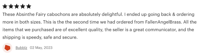 Op de afbeelding: Vijf sterren review voor Absinthe Fairy cabochons. De recensent zegt dat ze absoluut heerlijk zijn en dat ze er meer in beide maten hebben besteld. Ze vermelden ook dat de verkoper een geweldige communicator is en dat de verzending snel, veilig en betrouwbaar is.
