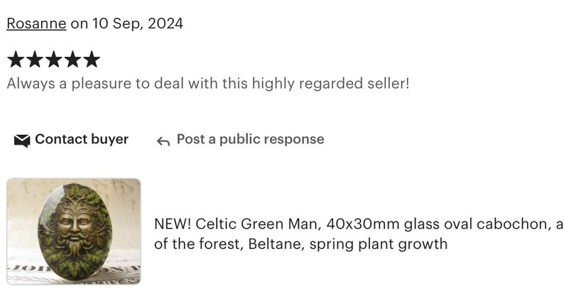 Op de afbeelding: Een groene ovale glazen cabochon met een Keltisch Green Man-ontwerp. De cabochon is 40 mm bij 30 mm en toont een Green Man-gezicht met een baard en bladeren. De tekst "NEW! Celtic Green Man, 40x30mm glass oval cabochon, a of the forest, Beltane, spring plant growth" is zichtbaar onder de afbeelding.