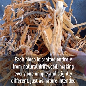 Puede incluir: Una pila de ramas de madera flotante natural, cada pieza es &uacute;nica y est&aacute; hecha completamente de madera flotante.  "Cada pieza est&aacute; hecha completamente de madera flotante natural, lo que hace que cada una sea &uacute;nica y ligeramente diferente, tal como lo quiso la naturaleza."