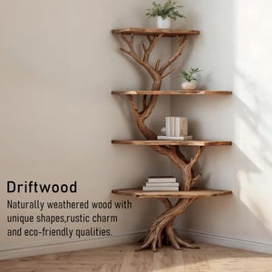 K&ouml;nnte beinhalten: Eckregal aus Treibholz mit baumartiger Struktur, das vier Regale tr&auml;gt. Kleine Pflanzen und B&uuml;cher sind auf den Regalen ausgestellt. Der Text "Driftwood" und die Beschreibung sind sichtbar.