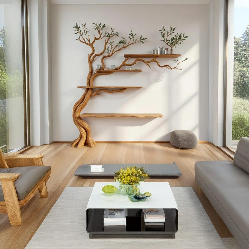 K&ouml;nnte beinhalten: Ein modernes Wohnzimmer mit einem einzigartigen, baumf&ouml;rmigen Wandregal aus Holz. Die Regale beherbergen dekorative Gegenst&auml;nde. Ein wei&szlig;er und schwarzer Couchtisch steht auf einem hellgrauen Teppich, mit einem grauen Sofa und einem Holzstuhl.