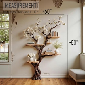 Puede incluir: Una estanter&iacute;a con forma de &aacute;rbol con m&uacute;ltiples estantes de madera y un tronco marr&oacute;n. Los estantes contienen libros y jarrones con flores blancas. La estanter&iacute;a mide aproximadamente 152 cm de ancho y 203 cm de alto, con estantes de unos 20-25 cm de profundidad.