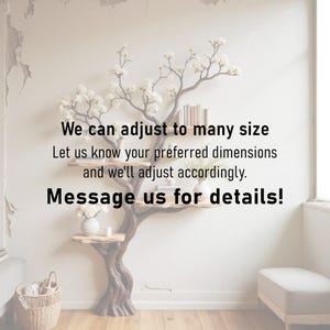 Puede incluir: Estanter&iacute;a decorativa con forma de &aacute;rbol con m&uacute;ltiples estantes de madera y flores blancas artificiales. El texto de la imagen dice: "Podemos ajustarnos a muchas medidas. &iexcl;Cont&aacute;ctanos para m&aacute;s detalles!"
