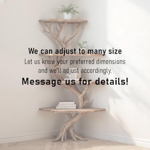 K&ouml;nnte beinhalten: Eckregal aus Holz mit Astdesign. Das Regal hat drei Regale, jedes mit einer Pflanze und B&uuml;chern. Der Text auf dem Bild lautet: "Wir k&ouml;nnen uns an viele Gr&ouml;&szlig;en anpassen. Kontaktieren Sie uns f&uuml;r Details!"