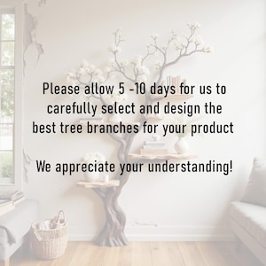 Puede incluir: Una estanter&iacute;a decorativa con forma de &aacute;rbol con m&uacute;ltiples plataformas de madera y ramas adornadas con flores blancas. El texto en la pared dice: "Por favor, espere de 5 a 10 d&iacute;as para que seleccionemos y dise&ntilde;emos cuidadosamente las mejores ramas de &aacute;rbol para su producto."
