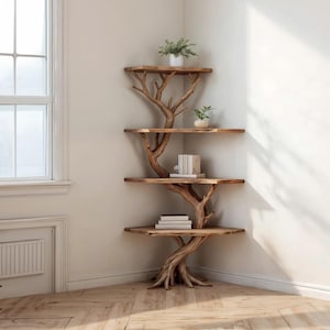 K&ouml;nnte beinhalten: Einzigartiges Eckregal aus Holz in Form eines Baumes. Die Regale werden von &Auml;sten getragen, die Basis &auml;hnelt Wurzeln. Das Regal enth&auml;lt kleine Topfpflanzen und B&uuml;cher. Das Holz hat eine nat&uuml;rliche Oberfl&auml;che.