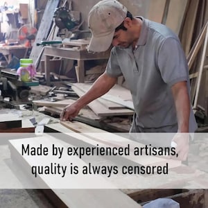Puede incluir: Un carpintero en un taller trabaja en un proyecto de madera. El texto de la imagen dice: Hecho por artesanos experimentados, la calidad siempre est&aacute; censurada.