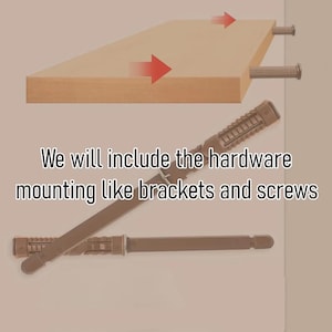Puede incluir: Imagen que muestra una tabla de madera con flechas rojas que apuntan a tornillos y dos soportes de montaje marrones. El texto dice: "Incluiremos los herrajes de montaje como soportes y tornillos."
