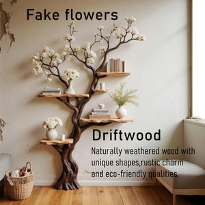 Puede incluir: Estanter&iacute;a con forma de &aacute;rbol de madera flotante con m&uacute;ltiples estantes de madera y un tronco marr&oacute;n oscuro. Los estantes contienen libros, jarrones con flores blancas y vegetaci&oacute;n. El texto "Fake flowers" y "Driftwood" son visibles.