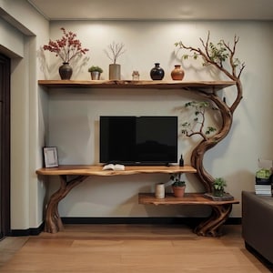 Könnte beinhalten: Ein maßgefertigtes Unterhaltungscenter aus Holz mit einem einzigartigen Astdesign. Das Möbelstück verfügt über einen Fernseher, Regale mit dekorativen Vasen und Pflanzen sowie ein unteres Regal. Das Holz hat eine natürliche, rustikale Oberfläche.