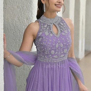 Lavendelpeplum Sharara-set – geborduurde feestelijke kleding