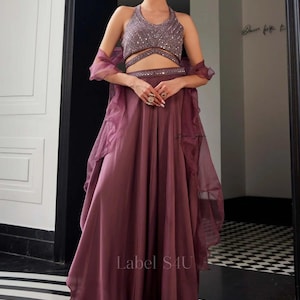 Mulberry-paarse verfraaide crop-top met vloeiende lehenga-set