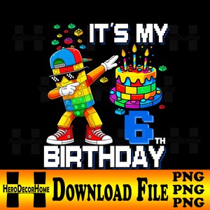 Puede incluir: Un diseño gráfico colorido para una celebración de sexto cumpleaños. La imagen presenta un personaje de dibujos animados hecho de bloques de juguete, con gafas de sol y una gorra, haciendo un dab junto a una tarta con temática de bloques. El texto dice "It's My 6th Birthday."