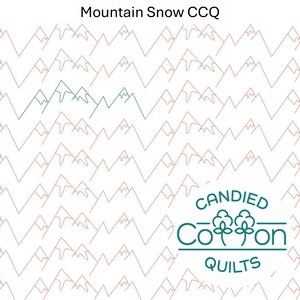 Puede incluir: Una ilustración digital de una cordillera con un patrón repetitivo de montañas marrones. Las montañas están delineadas con una fina línea marrón. La parte superior de la imagen presenta una cordillera azul. El texto "Mountain Snow CCQ" está en la parte superior de la imagen. El texto "CANDIED COTTON QUILTS" está en la parte inferior de la imagen.