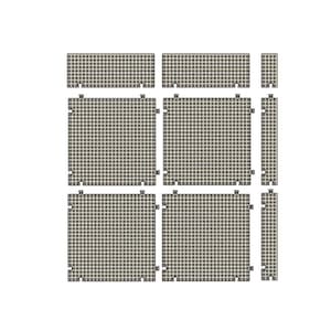 Könnte beinhalten: Ineinandergreifende beige Bodenfliesen mit einer strukturierten, gepunkteten Oberfläche. Die Fliesen sind in einem Rastermuster angeordnet, das ihr modulares Design zeigt. Ideal für verschiedene Bodenanwendungen bieten diese Fliesen eine praktische und stilvolle Lösung.