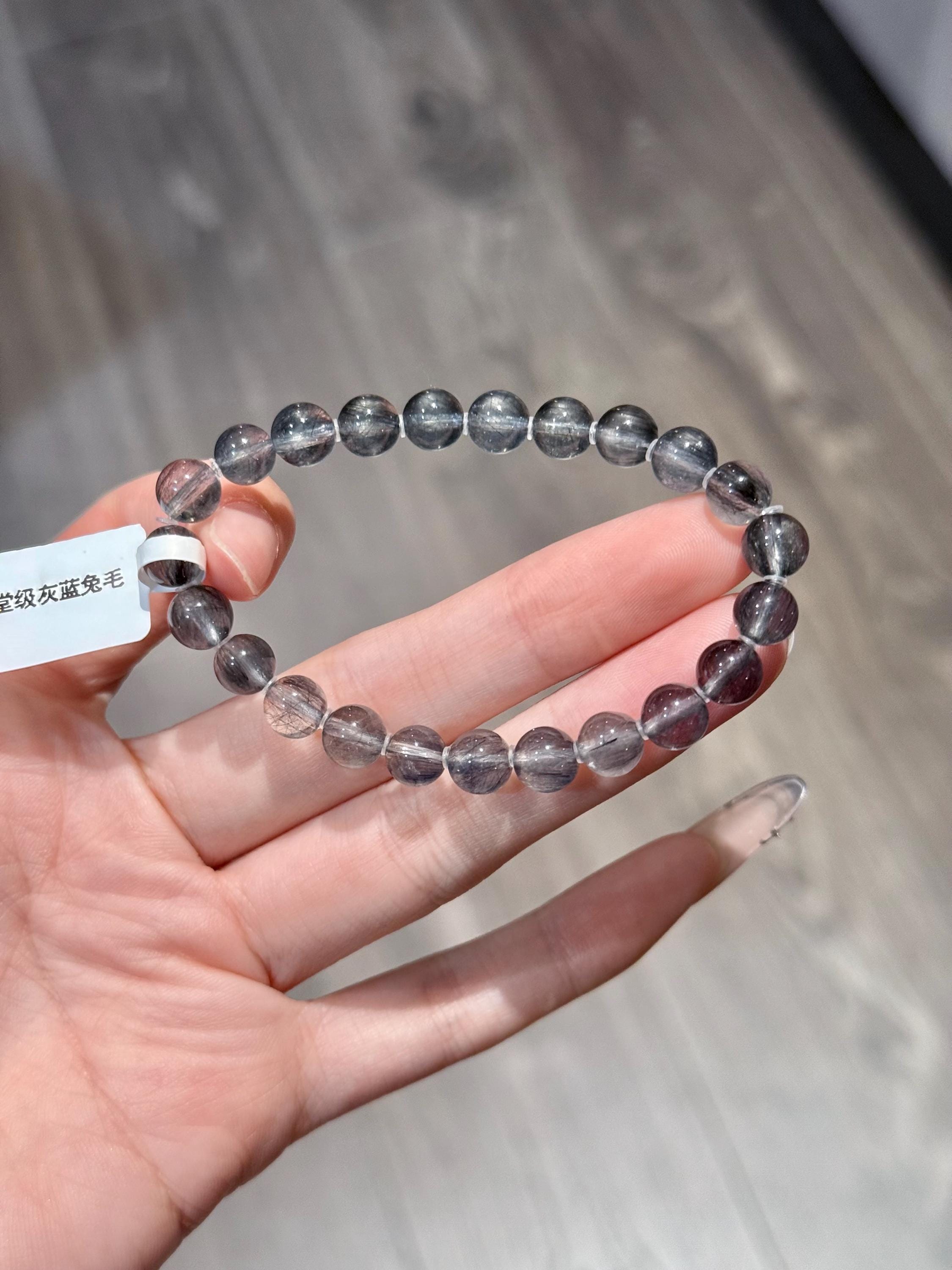 グレーブルーのラビットヘアールチルクォーツビーズブレスレット • 7.2 