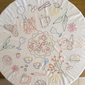 Handbroderad linneduk: 64 tum rund, lekfulla motiv – Handgjord pizzafest och mattema – Rolig matduk i linne
