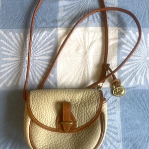 Borsa a tracolla Dooney and Bourke in pelle martellata, realizzata negli Stati Uniti