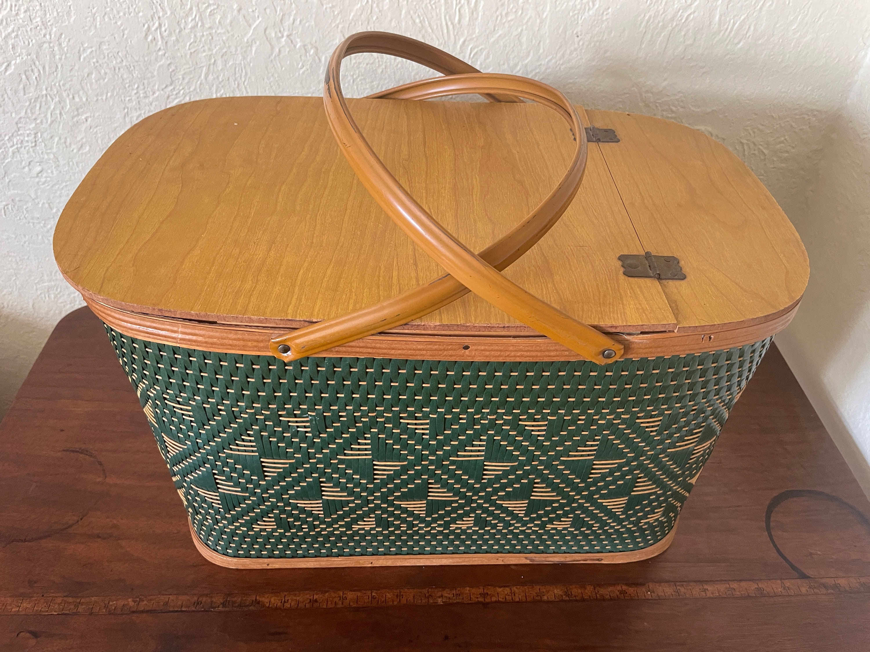 Picnic Basket, Picnic Hamper With Pie Shelf, Hawkeye Americas Finest