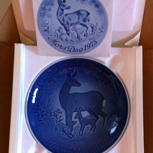 B&G Copenhagen Mother&#39;s Day Plate 1975, Deer with her two fawns, Blue and White Porcelain