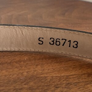 Pu&ograve; includere: Una tazza di ceramica bianca con manico nero e la scritta "But First, Coffee" in nero, con un carattere a mano. La tazza &egrave; su una superficie bianca.