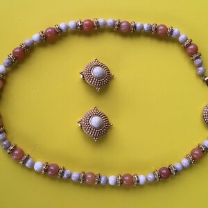 Sieraden, klassieke choker en clip oorbellen set, stenen kralen en goudkleurige accenten