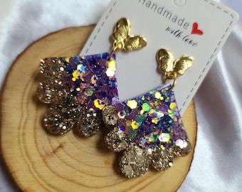 Leaf-shaped drop earrings in resin with holographic and gold glitter