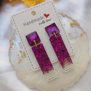 Fuchsia and transparent rectangular resin earrings