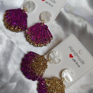 boucles d'oreilles résine coquillages à paillettes dorées et fushia