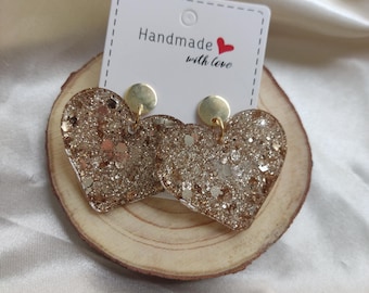 Resin earrings with large gold hearts