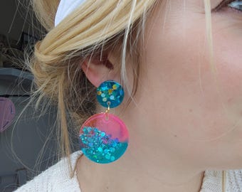 round resin earrings with glitter and glitter clasps