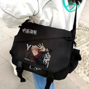 Modèle personnalisé Jujutsu Kaisen Anime Crossbody Sling Sacs, Sac d’école unisexe Sac de voyage, Sac de taille en nylon personnalisé Cadeau d’anniversaire