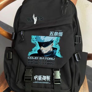 Modèle personnalisé Jujutsu Kaisen Sac à dos de voyage de grande capacité, sac à dos de loisirs personnalisé, cartable de périphériques Anime, noir et blanc
