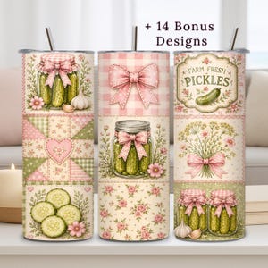 Op de afbeelding: Drie cilindrische bekers met rietjes met een roze en groen patchworkontwerp, illustraties van glazen potten gevuld met augurken, roze strikken, bloemmotieven en de tekst + 14 Bonus Designs en Farm Fresh Pickles.
