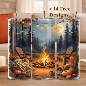 Puede incluir: Un vaso cilíndrico con una escena de bosque otoñal, fogata, luna llena, luces de cadena, sillas de madera, calabazas y un perro descansando sobre una manta. El texto + 14 Free Designs está impreso en la parte superior de la imagen.