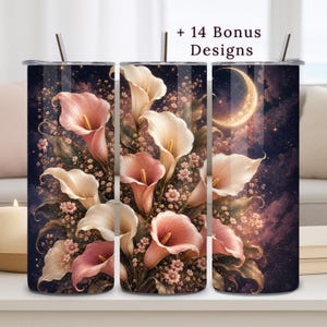 Puede incluir: Tres vasos cilíndricos con pajitas que presentan un fondo de cielo nocturno oscuro con una luna creciente, calas rosas y blancas, y pequeños acentos florales. El texto + 14 Bonus Designs está impreso en la esquina superior derecha.