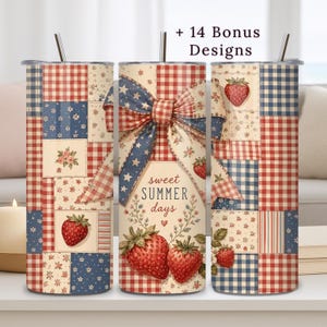 Può includere: Tre bicchieri in acciaio inossidabile con coperchi e cannucce. I bicchieri presentano un design patchwork con motivo a quadri rossi, motivi a stelle blu e accenti floreali. Il bicchiere centrale ha un fiocco con stelle e la scritta "sweet SUMMER days" con fragole.