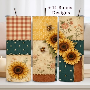 Puede incluir: Tres vasos de acero inoxidable con tapas y pajitas. Cada vaso presenta un diseño de patchwork con girasoles, abejas y motivos florales. Uno tiene un patrón a cuadros rojos y blancos, otro un diseño de panal y el tercero girasoles.