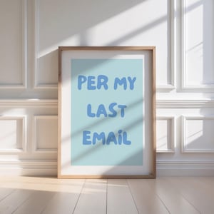 Puede incluir: Una impresión enmarcada con un fondo azul claro y el texto "PER MY LAST EMAIL" en una fuente de burbujas azules.