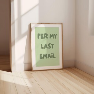 Op de afbeelding: Een ingelijst print met een lichtgroene achtergrond en de tekst "PER MY LAST EMAIL" in donkergroene letters.