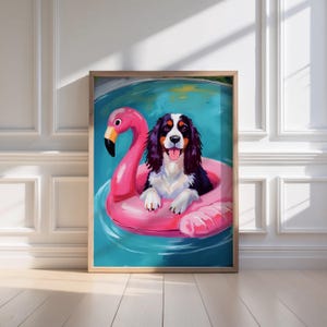Può includere: Una stampa artistica incorniciata raffigura un cane su un galleggiante a forma di fenicottero rosa in una piscina di acqua blu. Il cane ha pelo nero, bianco e marrone e sta sorridendo. Il galleggiante a forma di fenicottero ha un lungo collo e becco. L'opera d'arte è esposta su una parete bianca.