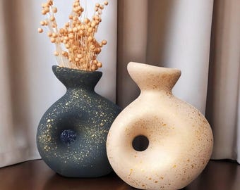 Beige och svart glittrande munkvas i keramik - Minimalistisk design, unik heminredning - Minimalistisk blomvas med gulddetaljer