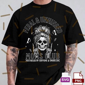Puede incluir: Camiseta negra con un gr&aacute;fico de calavera con gafas de sol y un mo&ntilde;o desordenado. El texto dice "FERAL & UNHINGED" arriba y "MOMS CLUB" abajo, con "FUELED BY CAFFIENE & CHAOS" debajo.